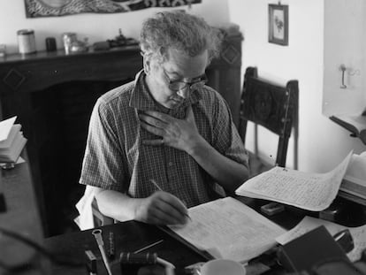 Robert Ranke Graves, en el estudio de su casa en Mallorca en 1954.