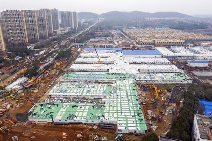 El hospital Huoshenshan en construcción en Wuhan (China), el domingo 2 de febrero. El país asiático ha tenido que construir en un tiempo récord diversas infraestructuras sanitarias para hacer frente a la epidemia desatada por el coronavirus 2019-nCoV, que hasta este viernes ha causado más de 600 víctimas mortales y ha afectado a más de 30.000 personas.