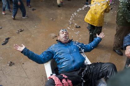 Un participante en la 'Farrapada' (guerra de barro) celebrada dentro del Entroido de Laza, una de las tradiciones más ancestrales de la provincia de Ourense (España).