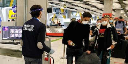 Un sanitario efectúa el control de los visitantes procedentes del exterior en el aeropuerto de Madrid-Barajas.