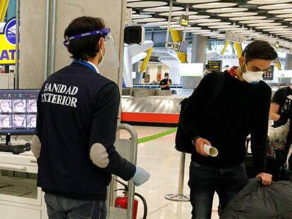 Un sanitario efectúa el control de los visitantes procedentes del exterior en el aeropuerto de Madrid-Barajas.