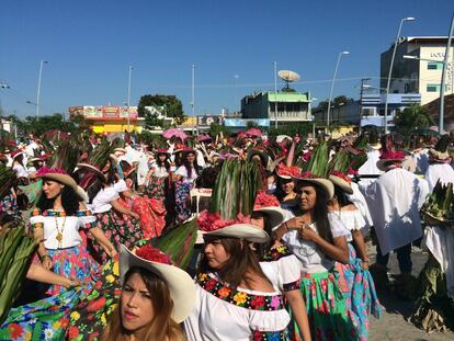 El "pochódromo" vibró cuando los pies de mujeres con faldas multicolores y hombres-tigres escenificaron la Danza del Pochó, símbolo del Carnaval de Tenosique, Tabasco.