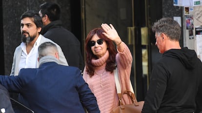 La vicepresidenta de Argentina, Cristina Fernández de Kirchner, saliendo de su residencia en Buenos Aires horas después del atentado.