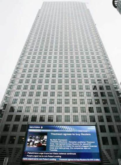 Una pantalla situada en un edificio frente a la sede de Reuters en Londres anuncia la compra de la agencia