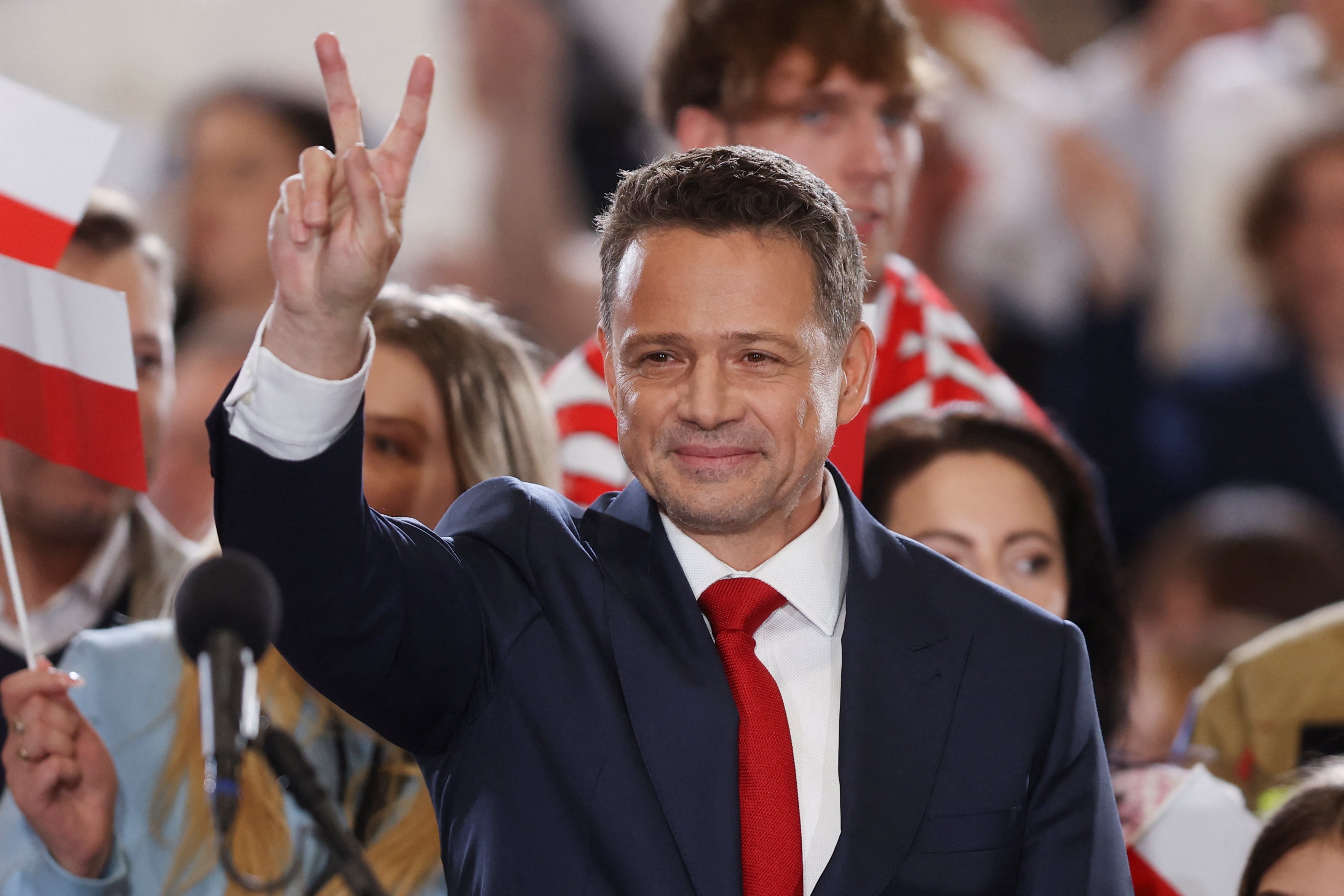 Los sondeos en Polonia avanzan un duelo muy reñido entre liberales y conservadores en la segunda vuelta de las presidenciales