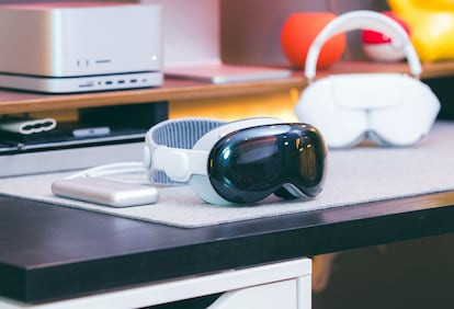 Gafas Apple Vision Pro encima de una mesa