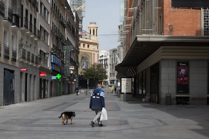 Un hombre pasea a su perro por la céntrica calle de Preciados, durante el cuarto día del estado de alarma por coronavirus, en Madrid (España) a 19 de marzo de 2020.
COVID-19;CORONAVIRUS;PANDEMIA;ALARMA;CRISIS SANITARIA
Joaquin Corchero / Europa Press
19/03/2020 