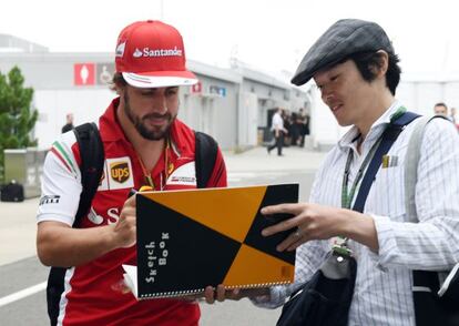 Fernando Alonso firma un autógrafo a su llegada al circuito de Suzuka.