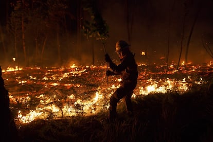 El balance del incendio, declarado el sábado en el centro del país, se mantenía estable el martes por la mañana, con 63 muertos. Pero el número de heridos fue revisado al alza, 157, siete de ellos graves, incluido un niño. En la imagen, un bombero trabaja apagando las llamas en Pedrógão Grande.