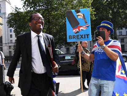 Un manifestante contra el Brexit protesta ante el ministro de Energía británico, Kwasi Kwarteng.