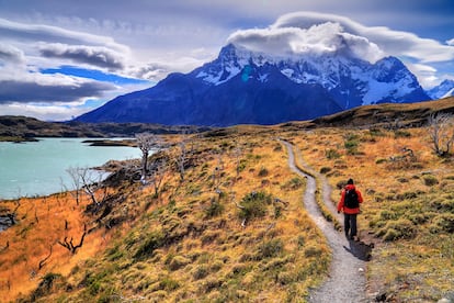 Hacer senderismo en el parque nacional Torres del Paine, un objetivo que todo viajero debería cumplir una vez en la vida.