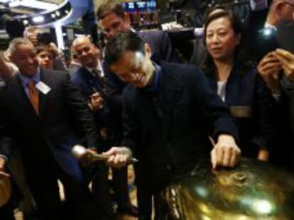 Jack Ma, fundador de Alibaba, golpea una campana durante el estreno en Bolsa de su empresa.