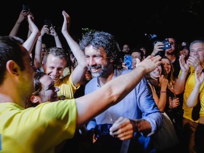 Damiano Tommasi, exjugador de la Roma, el Verona y el Levante, celebra la victoria en las elecciones municipales del domingo.