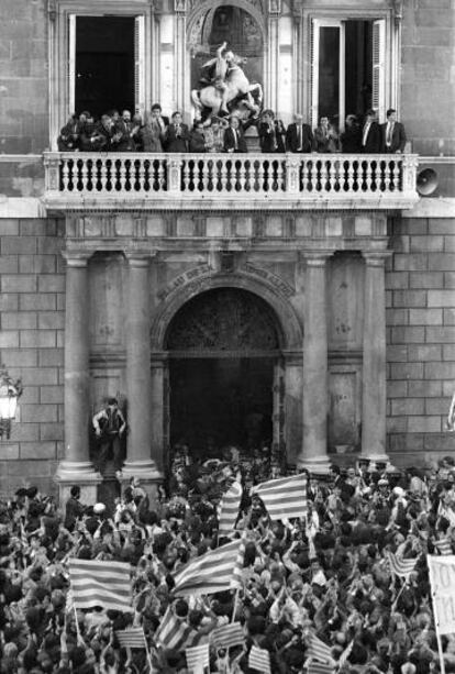 Jordi Pujol saluda desde el balcón del Palau de la Generalitat después de su acto de investidura en 1984. 