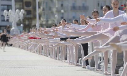 Miles de bailarines y bailarinas en la playa de la Concha