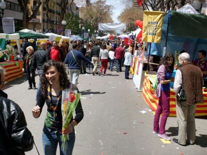 La Rambla Nova de Tarragona con las paradas de libros y las vendedoras de rosas. 