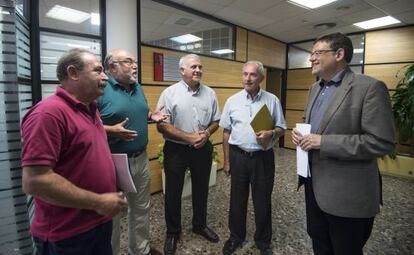 Ximo Puig, con representantes del sector agr&iacute;cola, en la sede del PSPV en Valencia.