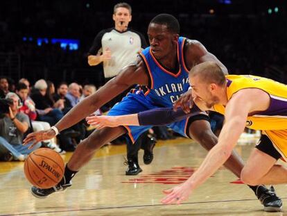Steve Blake intenta robarle el balón a Reggie Jackson.