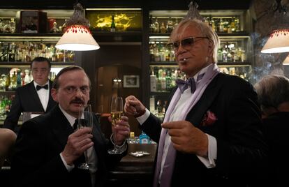 Mickey Rourke, a la derecha, en 'The Palace'.