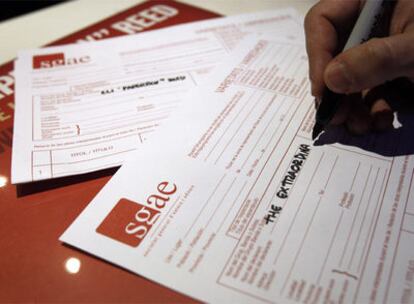 Un promotor rellena en la madrileña sala Joy Eslava el pasado viernes el formulario de la SGAE.