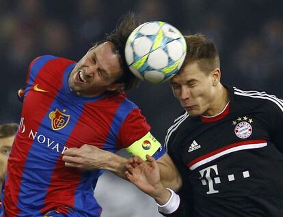 Streller y Badstuber disputan el balón.