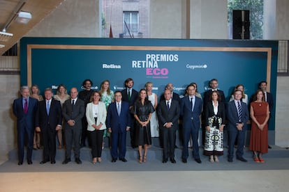 Los ganadores de los premios Retina ECO 2022, junto a la Reina, la vicepresidenta tercera del Gobierno, Teresa Ribera, el presidente de PRISA, Joseph Oughourlian, y otros destacados representantes de PRISA y el sector empresarial.