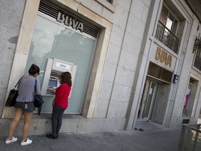 Cajeros automaticos del BBVA en el centro de Madrid.