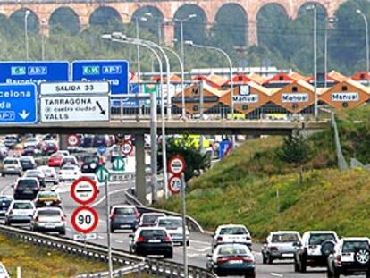 Numerosos vehículos se concentraban este mediodía ante el peaje de Tarragona de la AP-7 en sentido norte.