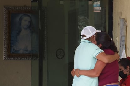 Personas esperan afuera del SEMEFO, donde autoridades tienen resguardados los cuerpos encontrados en una camioneta, en Chilpancingo, el 7 de noviembre.