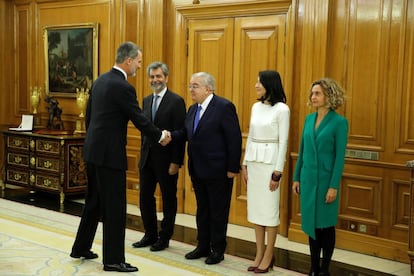 El rey Felipe VI saluda al presidente del Tribunal Constitucional Juan José González Rivas, en presencia del presidente del Tribunal Supremo, Carlos Lesmes, la presidenta del Senado, Pilar Llop, y la presidenta del Congreso de los Diputados, Meritxell Batet, tras la toma de posesión de Pedro Sánchez como presidente del Gobierno en enero pasado.