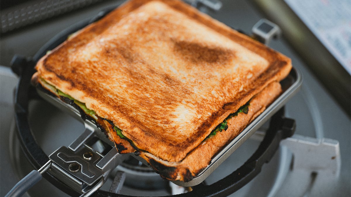 Así es la sartén de doble cara de veinte euros con la que hacer en casa los sándwiches más crujientes