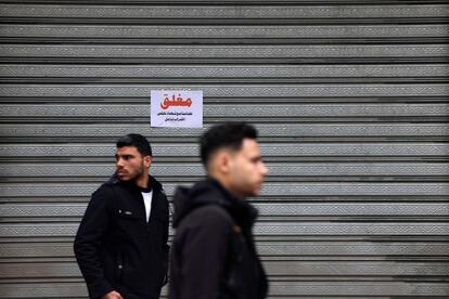 Una tienda en Ciudad de Gaza, cerrada en protesta por la redada en Nablus, este jueves.
