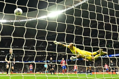 Joe Hart, portero del Celtic, no llega al remate de Samuel Lino, que consigue el cuarto gol para los de Madrid.