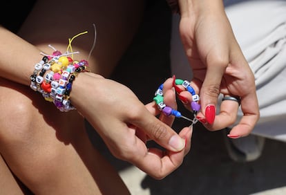 Una chica muestra pulsera de la amistad de Taylor Swift, un símbolo de unidad para los ‘swifties’. 