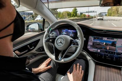 Un desarrollador de Mercedes Benz viaja por una autopista de Berlín en un modelo de la marca que utiliza Drive Pilot, un sistema de conducción autónoma.