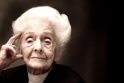 Rita Levi-Montalcini (Turín, 1909) explica con claridad las ventajas de la imperfección, a la que rinde tributo a través de su autobiografía.