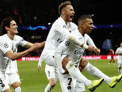 Neymar celebra junto a Mbappe un gol del PSG.