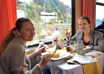Una imagen inusual en el antiguo Interrail: viaje en Primera y comida en el vagón restaurante.