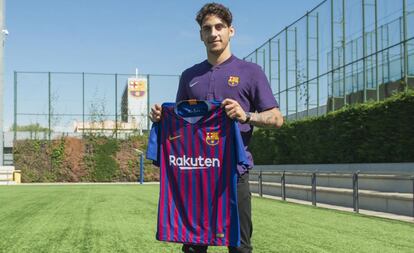 Ludovit Reis posa con la camiseta del Barcelona.