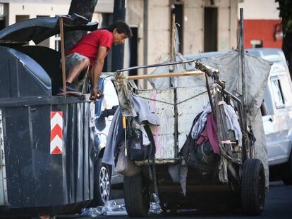 Un hombre busca en un depósito de basura este martes, en Buenos Aires.
