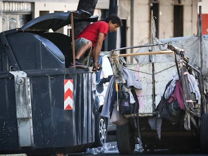 Un hombre busca en un depósito de basura este martes, en Buenos Aires.