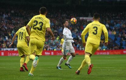 Mayoral, intenta controlar el balón durante el partido.