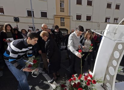 La hija de Isaias Carrasco, Sandra, a la izquierda, mientras el ex lehendakari Patxi López participa en la ofrenda floral al concejal asesinado por ETA