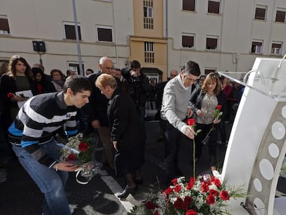 La hija de Isaias Carrasco, Sandra, a la izquierda, mientras el ex lehendakari Patxi López participa en la ofrenda floral al concejal asesinado por ETA