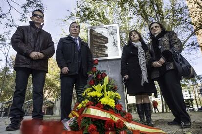 De izquierda a derecha, Antonio Frutos y Pascual Grasa con sus esposas, Carmina e Isabel, ante el monolito que recuerda el atentado.