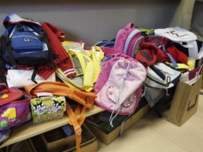 Mochilas amontonadas en un salón clase de un colegio ecuatoriano.