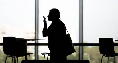 Un usuario habla con su teléfono móvil.