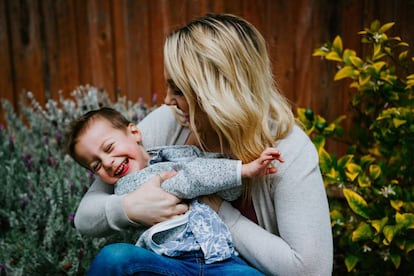 Una madre disfruta con su hijo. 