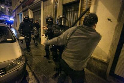 Tercera noche de disturbios en el barrio barcelon&eacute;s de Sants por el desalojo del centro social ocupado Can Vies.