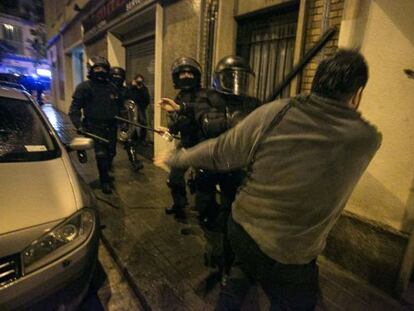 Tercera noche de disturbios en el barrio barcelon&eacute;s de Sants por el desalojo del centro social ocupado Can Vies.